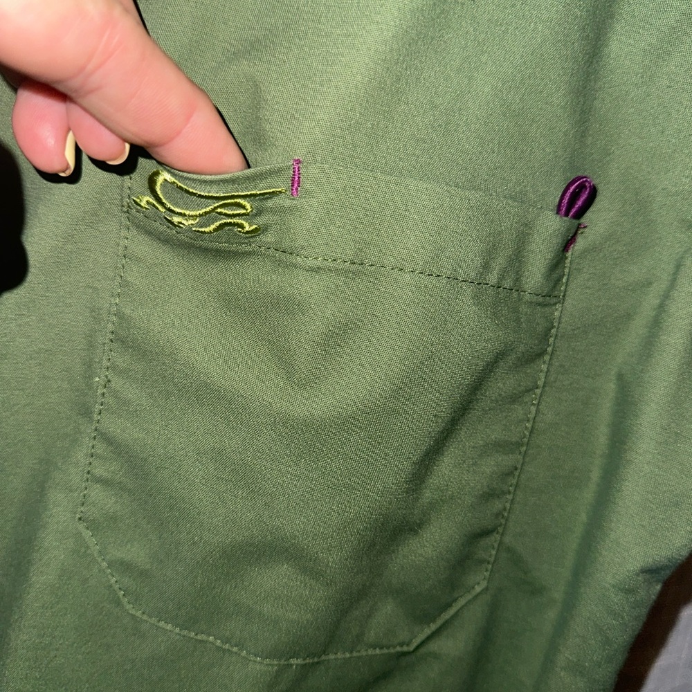 π« Olive green stretch two-pocket scrub top medium - Picture 3 of 6